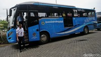 Bus TranJabodetabek Premium resmi beroparasi di ruas tol Bekasi Barat dan Bekasi Timur yang mengarah ke Jakarta, Senin (12/3/2018).