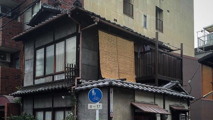 Jepang merupakan negara padat penduduk, tempat tinggal warganya jarang ada yang besar. Berikut ini beberapa bangunan mungil di Jepang yang menggemaskan.