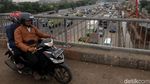 Aksi Nekat Pemotor Lintasi JPO