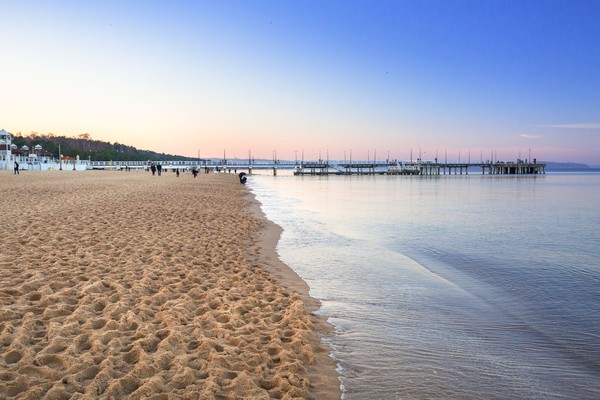 Karena namanya kota pelabuhan, Gdansk punya kawasan pesisir pantai berpasir cokelat. Pantainya pun asyik didatangi (Thinsktock) Karena namanya kota pelabuhan, Gdansk punya kawasan pesisir pantai berpasir cokelat. Pantainya pun asyik didatangi (Thinsktock)