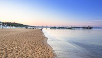 Karena namanya kota pelabuhan, Gdansk punya kawasan pesisir pantai berpasir cokelat. Pantainya pun asyik didatangi (Thinsktock)