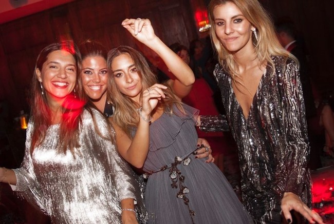 Ini adalah momen bahagia Mina Basaran bersama teman-temannya saat hari pertunangannya. Dua wanita di foto ini juga ikut tewas bersamanya dalam kecelakaan pesawat jet pribadi milik Mina yang mereka tumpangi. Foto: Dok. Instagram Mina Basaran