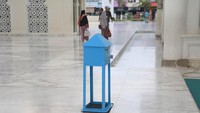  Jamaah masjid Baiturrahman dan pengunjung masjid ikut menyaksikan saat pria yang bekerja sebagai tukang ini dibawa ke kantor polisi. 