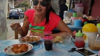 Meski berdarah campuran Polandia, Tamara Bleszynski senang menyantap makanan tradisional Indonesia. Buktinya ia sarapan ketoprak, tahu goreng dan kopi hitam di warung pinggir jalan. Foto: Instagram @tamarableszynskiofficial