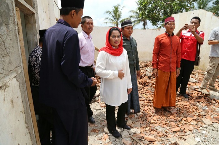 Ke Jember, Puti Kunjungi Madrasah yang Rusak Akibat Puting Beliung