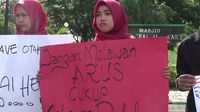 Aksi di Bone: 'Jangan Melawan Arus, Cukup Melawan Pelakor'