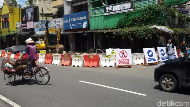 Sisi barat Jalan Malioboro Yogyakarta mulai dibongkar.