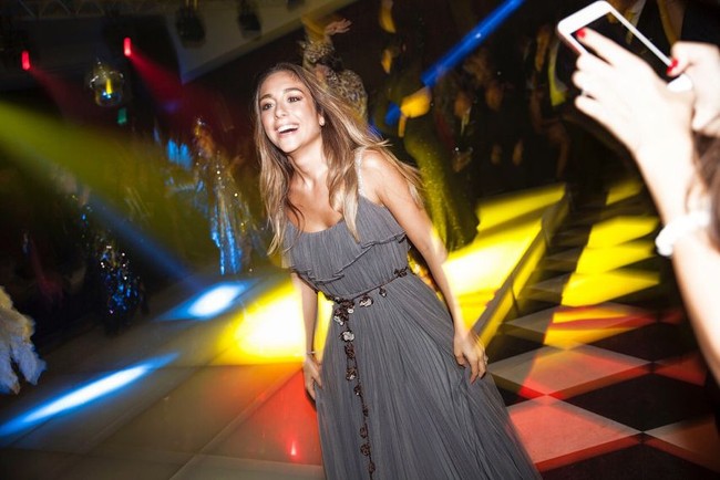 Saat bertunangan Mina Basaran memilih tampil ‘sederhana’. Dia memakai gaun panjang berwarna abu-abu dengan detail belt bunga. Foto: Dok. Instagram Mina Basaran