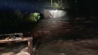 Longsor ini mengakibatkan putusnya jalan penghubung utama antara Kebakkramat-Tasikmadu, tepatnya di Dusun Kaling, Karanganyar. Jembatan yang menghubungkan kedua wilayah ini juga ambrol.