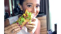 Snack time! Waktunya makan sandwich sehat. Foto: instagram @sophienavita
