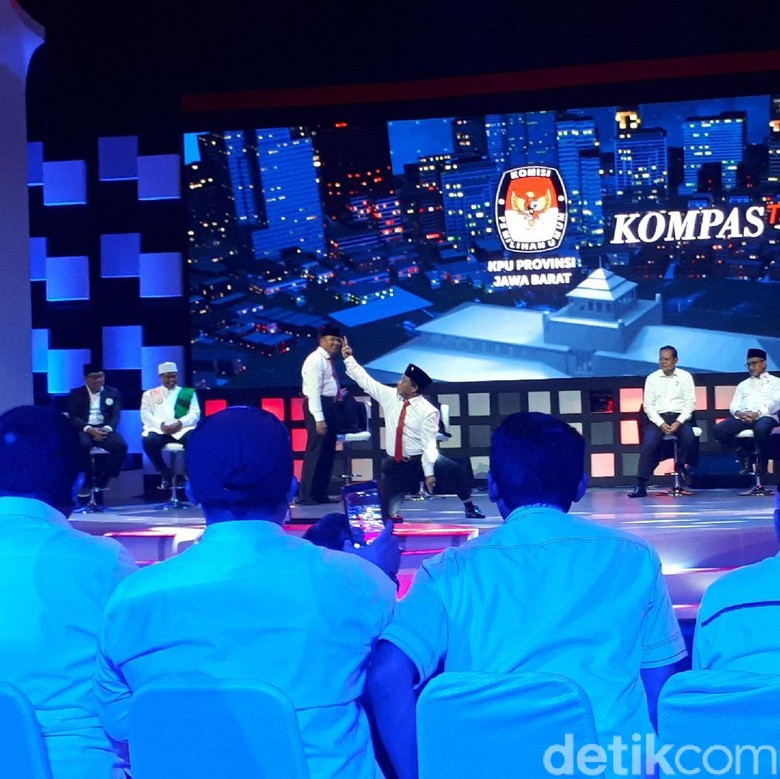 Debat Publik Perdana, Anton Charliyan Pamer Jurus Dewa Mabuk Debat Publik Perdana, Anton Charliyan Pamer Jurus Dewa Mabuk