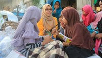 Rumah-rumah pemulung di sana terbuat dari papan. Sesekali, jika arah angin bertiup ke perumahan pendudukan, bau sampah tercium. Namun hal itu tidak menyurutkan semangat anak-anak di sana untuk belajar tambahan pada sore hari. 