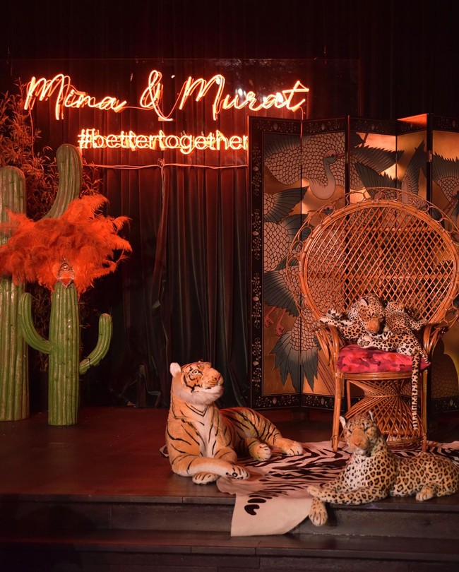 Dekorasi pesta pertunangan Mina Basaran dan Murat Gezer dibuat mewah sesuai dengan tema yaitu alam liar. Foto: Dok. Instagram Mina Basaran