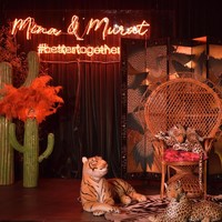 Dekorasi pesta pertunangan Mina Basaran dan Murat Gezer dibuat mewah sesuai dengan tema yaitu alam liar. Foto: Dok. Instagram Mina Basaran