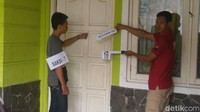 L kemudian lari meninggalkan lokasi lebih dulu sedangkan Rifai menarik korban yang tidak bernyawa ke kamar. Ternyata setelah itu Rifai membekap anak korban yang masih berusia 7 tahun dengan guling. (Foto: Angling Adhitya Purbaya/detikcom)