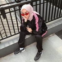 Intan juga sering tampil berbeda dengan pemakaian track suits. Tak banyak selebgram hijab yang tampil sporty dan boyish sepertinya. Ia memiliki selera dan karakter fesyen yang kuat. Foto: Instagram/strngrrr