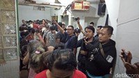 Polisi menggerebek 2 rumah yang dijadikan tempat judi di Sawah Besar, Jakpus. Sebanyak 87 orang ditangkap dan dibawa ke Mapolda Metro Jaya. (Foto: Denita-detikcom)