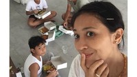 Ibu dua anak ini bukan hanya seru sendiri saat sedang makan. Ia dan keluarga bahkan punya banyak momen seru bersama makanan. Kali ini momen makannya dilakukan di sela-sela renovasi rumah. Foto: instagram @sophienavita