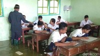 Guru pakai sepatu boots, sedangkan siswa tak bersepatu. (Foto: Eko Sudjarwo/detikcom)