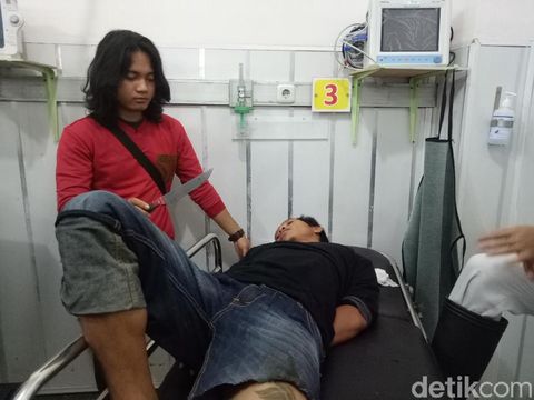 Petugas menunjukkan pisau yang dipakai pelaku untuk melawan saat ditangkap