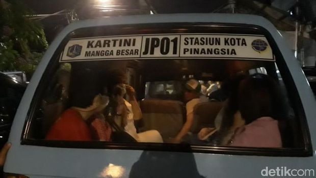  Para penjudi yang digerebek di Sawah Besar dibawa ke Polda Metro Jaya dengan mobil tahanan dan angkot, Senin (12/3/2018)