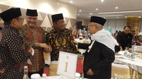 Mensos Idrus Marham langsung menghampiri KH Maruf Amin. Tampak pula Ketum PKB Muhaimin Iskandar. Foto: Zunita/detikcom