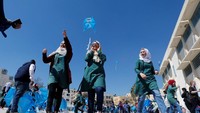 Anak-anak di Yordania bersiap untuk menerbangkan layang-layang