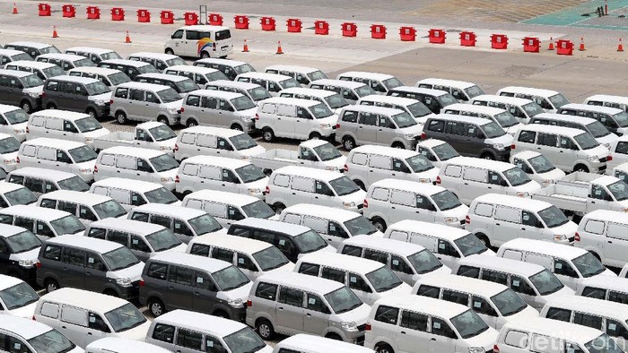 Penjualan Domestik Kendaraan Komersial Naik

Sejumlah mobil terparkir di Car Port Pelabuhan Tanjung Priok, Jakarta Utara, Senin (12/3/2018). Gabungan Industri Kendaraan Bermotor Indonesia (Gaikindo) menyatakan bahwa penjualan domestik kendaraan komersial sampai pada 2017, 235.307 unit terbagi di antaranya truk naik 45%, pickup naik 6 persen, dan double cabin naik 46 persen. Grandyos Zafna/detikcom