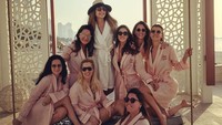 Foto terakhir Mina dalam akun Instagramnya menunjukkan dirinya dikelilingi tujuh wanita muda lainnya. Foto itu diambil di hotel mewah One and Only Royal Mirage di Dubai. Postingan ini diberi tagar #minasbachelorette. Foto: Instagram/@minabasaran