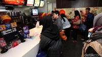 Beginilah suasana antrian di McD Sarinah Thamrin dalam rangka perayaan National Breakfast Day, Senin (12/3/2018). Foto: dok. McD