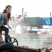 Sementara di foto-foto yang beredar, Lara Croft versi Alicia Vikander terlihat mengenakan setelan serupa lengkap dengan ikat pinggang dan sepatu boots. Bedanya, ia mengenakan atasan dan celana bernuansa hijau army. Ada pula adegan di mana setelan itu dipadukan dengan kardigan biru muda. Foto: Warner Bros