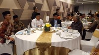 Sekretaris Komisi Fatwa MUI duduk bersebelahan dengan Mensos Idrus Marham. Foto: Zunita/detikcom