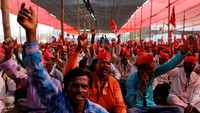 Pada Minggu (11/3) waktu setempat, para petani ini berkumpul di Somaiya Ground di Sion. Di Mumbai, para petani ini akan menggelar aksi sit-in atau duduk bersama-sama di luar gedung legislatif setempat, Vidhan Bhavan, tempat pembahasan rencana anggaran tahunan tengah berlangsung. Foto: REUTERS/Danish Siddiqui