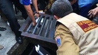 Sidak di Hotel Sari San Pasific diawali dengan meminta data dari pihak hotel terkait dokumen sumur resapan. Anies menemui pihak hotel di lobi. (Foto: Indra Komara/detikcom)