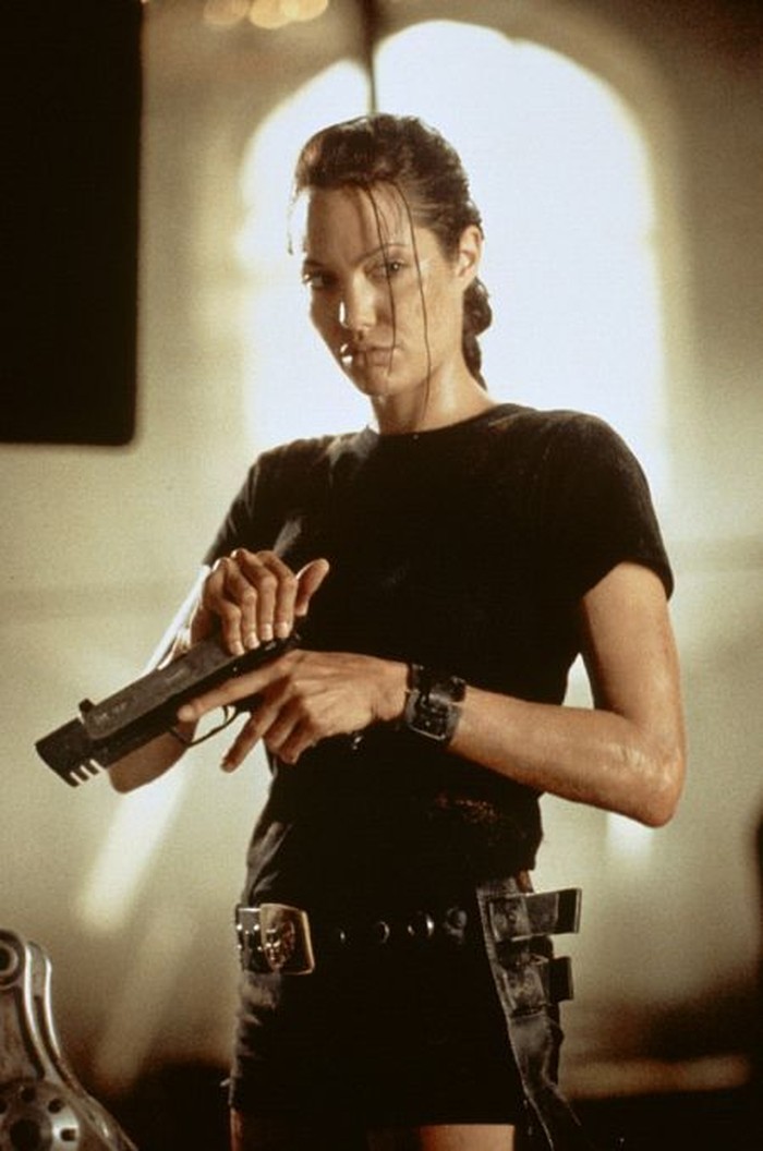 beda gaya lara croft