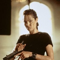 Senjata andalan Lara Croft di dua film sebelumnya adalah pistol. Angelina Jolie pun banyak beradegan dengan pistol sepanjang film sehingga identik senjata tersebut. Foto: ist