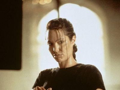 Foto: Ini Bedanya Gaya Angelina Jolie dan Alicia Vikander di Tomb Raider
