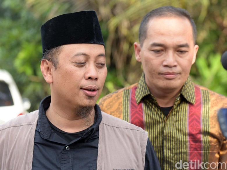Jelang Putusan Cerai Opick Hanya Ingin Bersama Allah Jelang Putusan Cerai Opick Hanya Ingin Bersama Allah