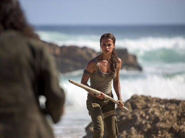Lara Croft di Tomb Raider 2018 juga terlihat mengaplikasikan gaya rambut kepang dan sesekali dikuncir setengah dengan detail twist di bagian depan. Namun karakter tesebut lebih sering menguncir rambutnya seperti ini. Foto: Warner Bros