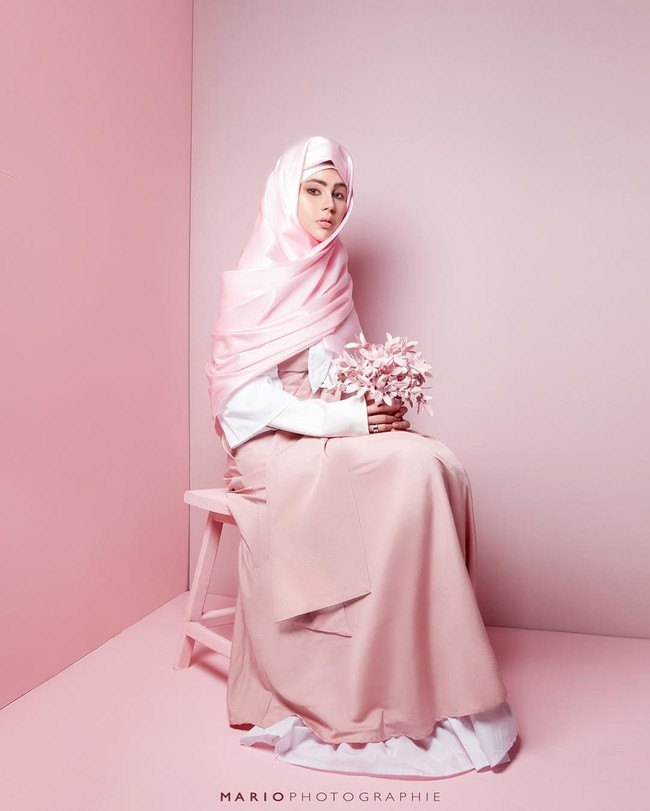 Netizen bahkan sempat mengkritik hingga menyebut gaya hijab tersebut seperti besek gudek. Namun, Kartika Putri tidak memperbesar masalah tersebut dan terus berusaha memakai hijab sesuai syariat. Foto: Mario Photography