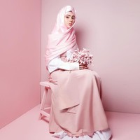 Netizen bahkan sempat mengkritik hingga menyebut gaya hijab tersebut seperti besek gudek. Namun, Kartika Putri tidak memperbesar masalah tersebut dan terus berusaha memakai hijab sesuai syariat. Foto: Mario Photography