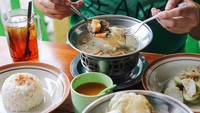 Gembulfoodie mencicip soto Betawi yang tetap hangat karena disajikan di wadah berpemanas. Soto Betawi ini adalah buatan Bang Haji Pitung di Jogja. Foto: Instagram