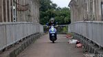 Aksi Nekat Pemotor Lintasi JPO