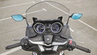 Dalam layar TFT terdapat informasi soal kecepatan, rpm, konsumsi bahan bakar, dan banyak lagi. Smart Key Keyless juga membuat motor seperti layaknya mobil yang menggunakan remote. Foto: Yamaha