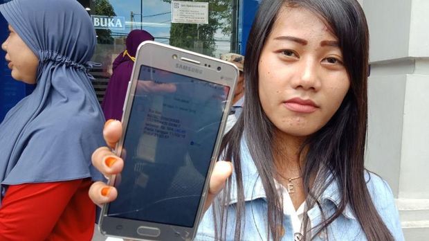 Kehilangan Uang, Puluhan Nasabah Lapor ke BRISalah seorang nasabah memperlihatkan bukti transaksi misterius. (Foto: Andhika Dwi)