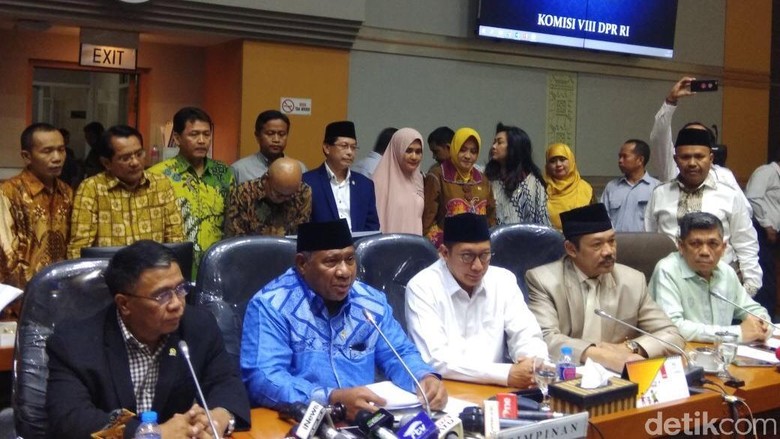 Biaya Haji 2018 Naik Menjadi Rp 35 Juta Biaya Haji 2018 Naik Menjadi Rp 35 Juta