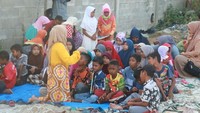 Yang paling berkesan dan bahagia bagi saya adalah ketika mereka menjadi juara di sekolah. Ketika motivasi belajar mereka besar, ketika mereka memilih duduk di sini ketimbang main sore. Padahal ini kan sore jam mereka main-main tapi mereka lebih memilih belajar, kata Maulidar.