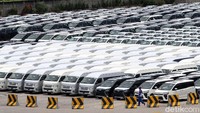Sejumlah mobil terparkir di Car Port Pelabuhan Tanjung Priok, Jakarta Utara, Senin (12/3/2018).