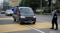 Petugas melakukan penyaringan kendaraan berdasarkan nopol ganji genap di gate Bekasi Barat.