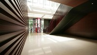 Bernard Arnault merupakan pendiri LVMH dengan harta US$ 75 miliar (Rp 1.012 triliun). Begini kantor pusatnya yang ada di Paris. Foto: Dok. LVMH.